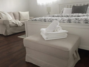 King Bed, Love Seat, Fluffy Towels - Upper Suite Serenity, Port Franks Getaway